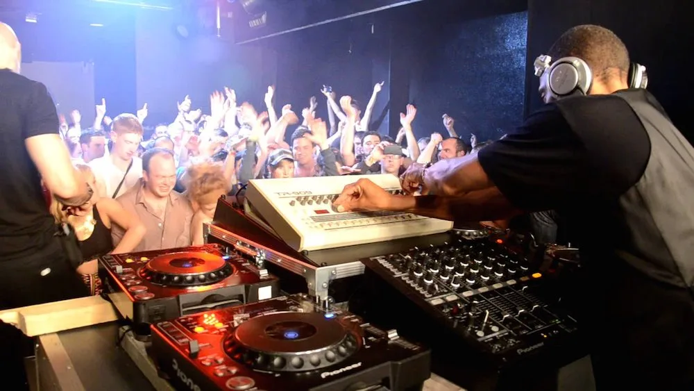 Jeff Mills performing wit a TR-909 and midicontroller