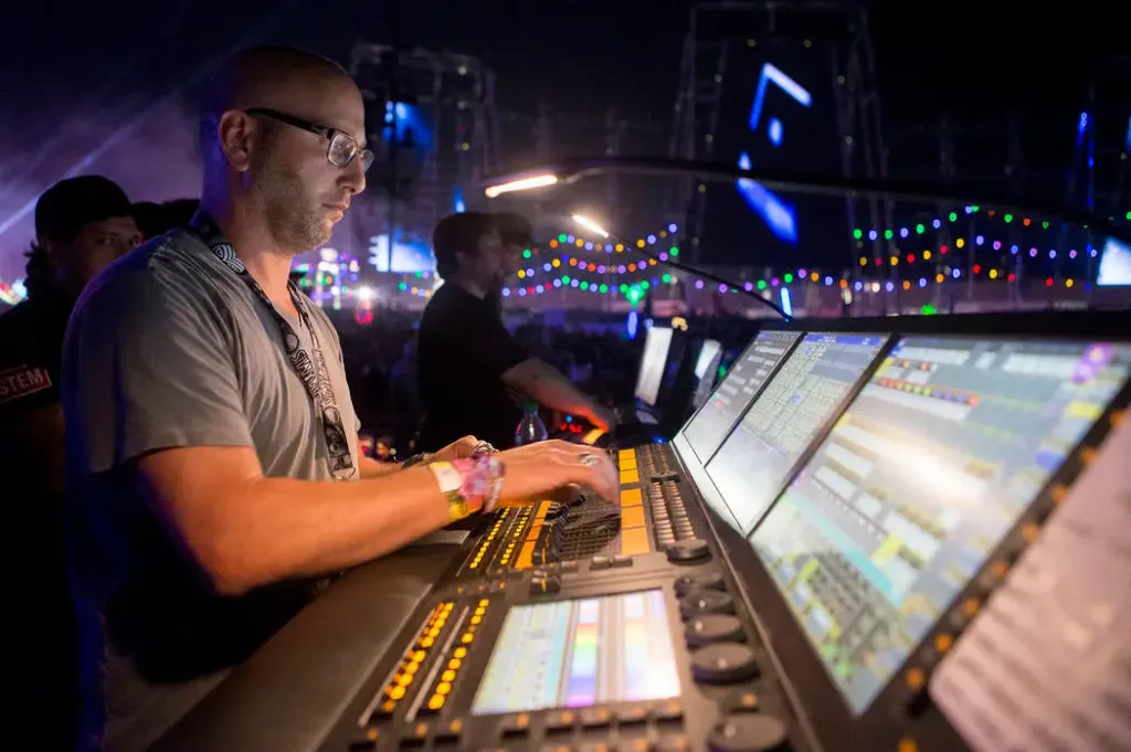 lightning engineer edc at work Hardtechno festival